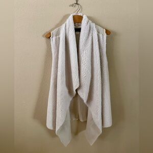 Francesca’s Blue Pair Cream Sleeveless Open Front Faux Fur and Crochet Vest